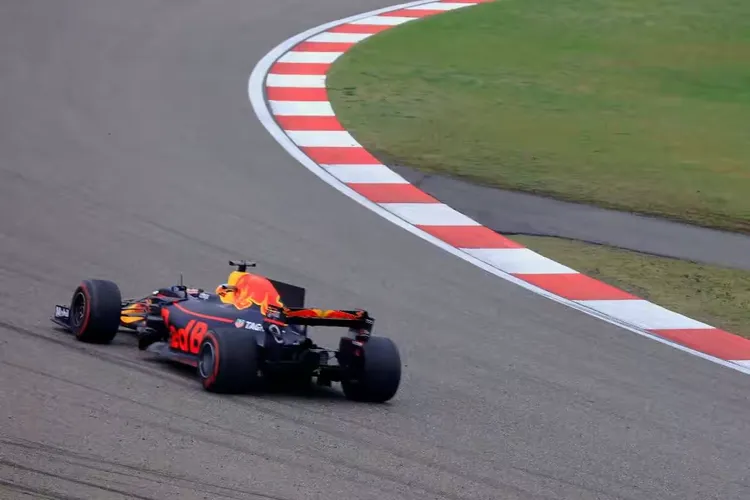 索伯车队绝杀红牛二队，拉塞尔高光表现