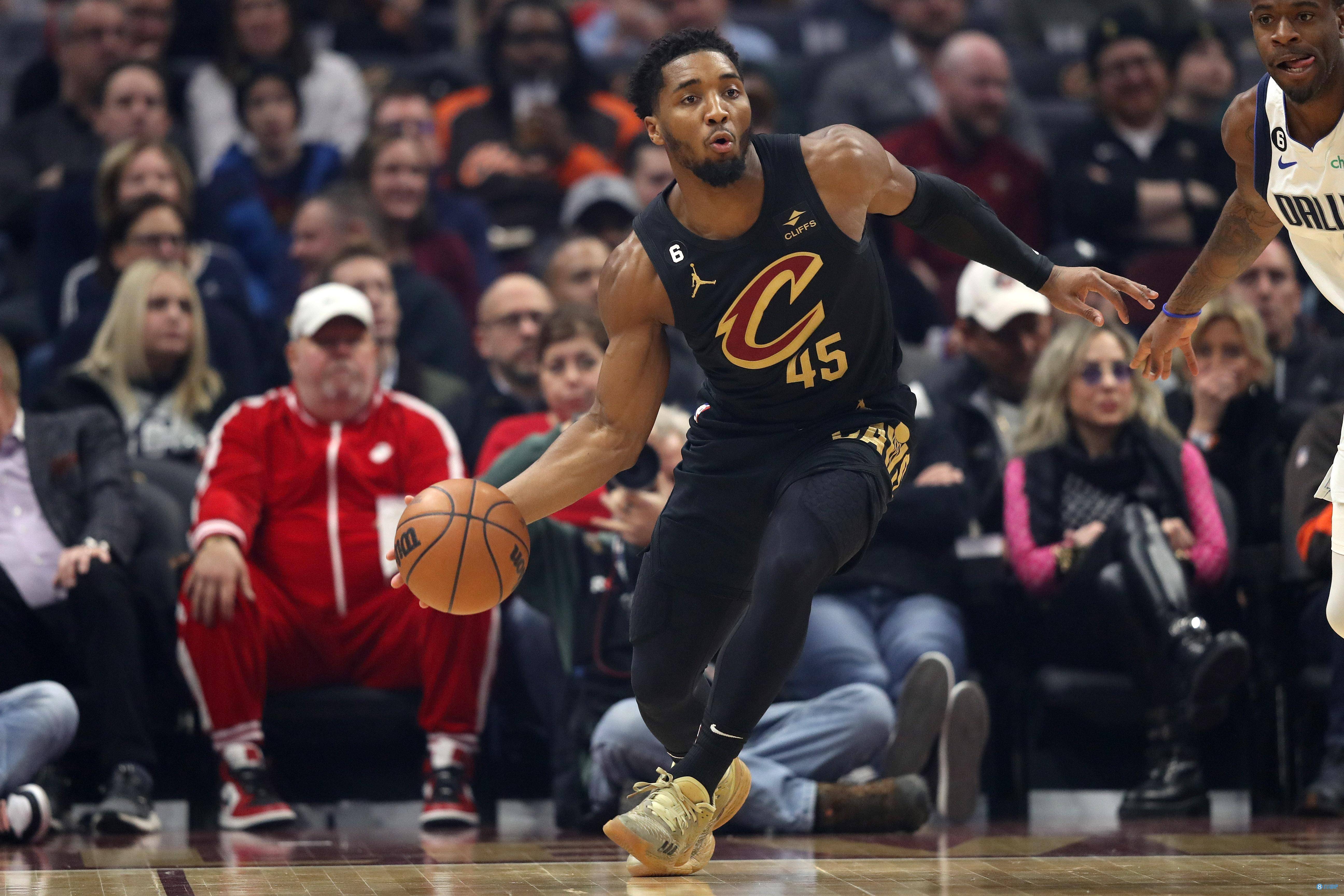 独行侠翻盘快船，米切尔刷新纪录